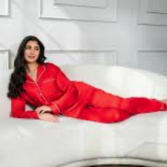 ❤️ NWT CHLOE KRISTYN Satin Luxe Lounge Set Red - SIZE large
Chloe Kristyn - Picture 10 of 10